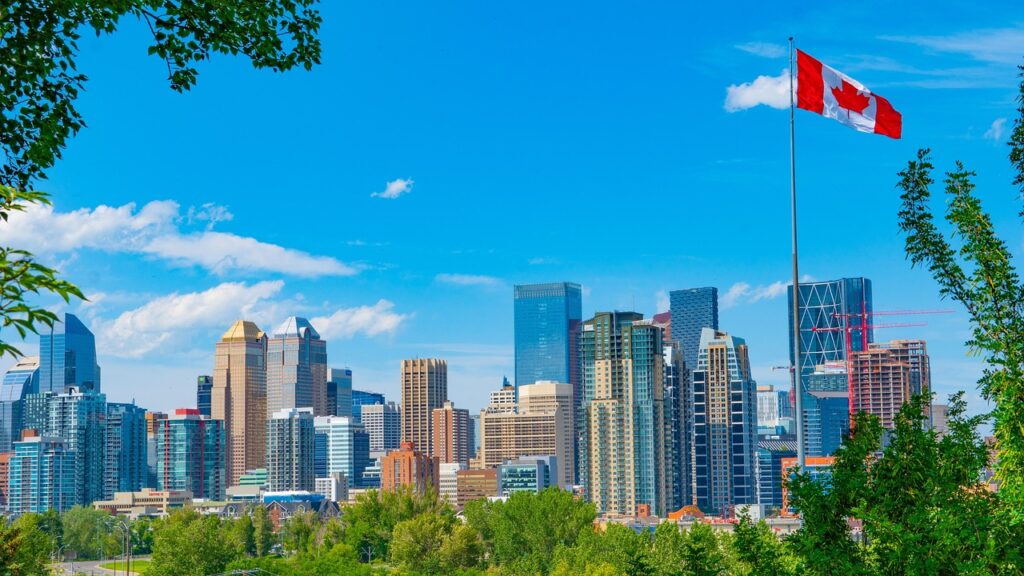 ville de toronto en arrière plan et drapeau canadien